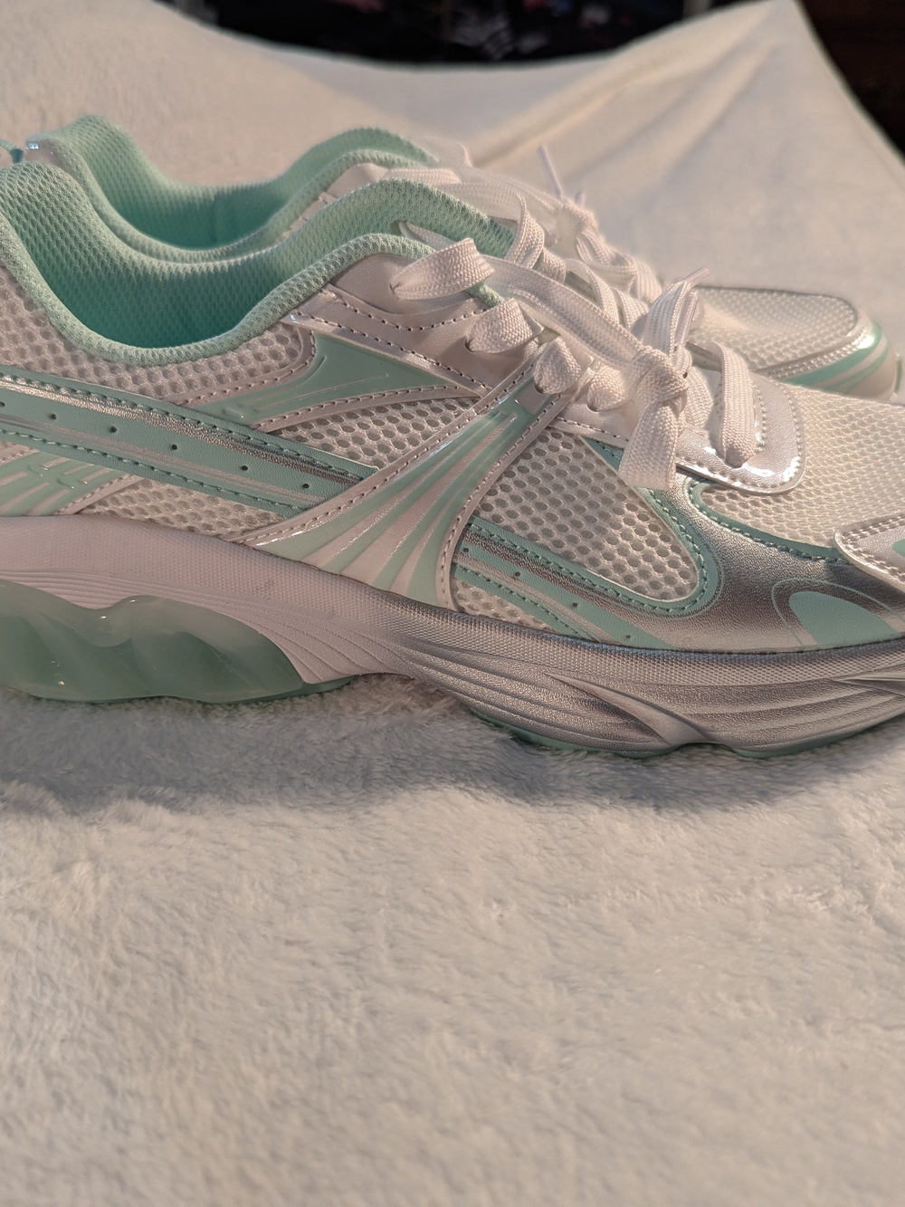 Women's Sz 11 Avia White and Mint Athletic Sneakers w Gel and Odor Control